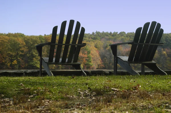 阿迪朗达克椅子在公园 — 图库照片