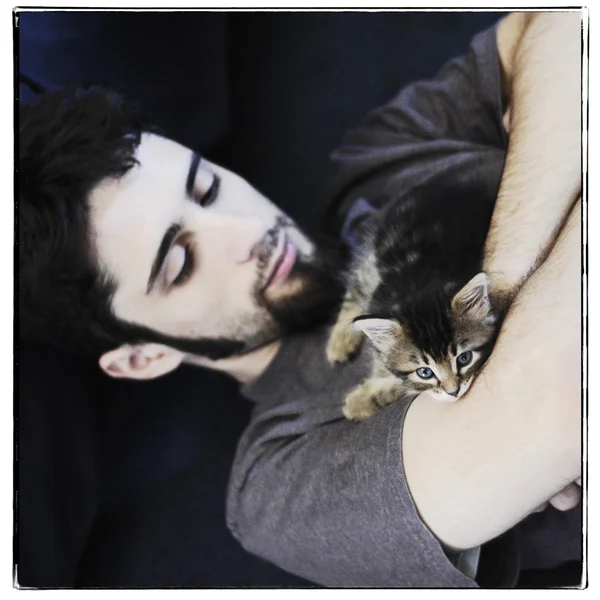 Man with maine coon kitten — Stock Photo, Image