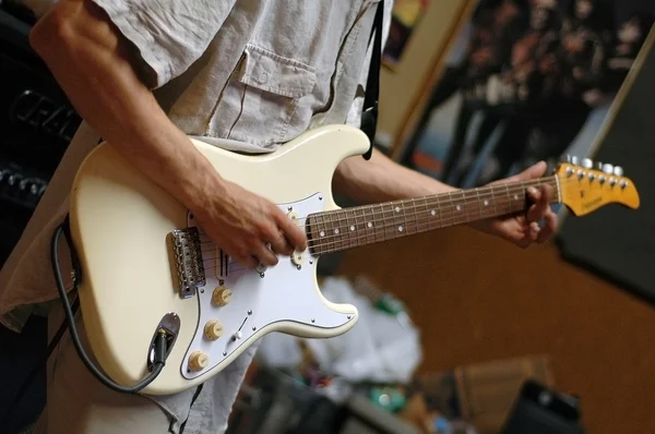 Homem tocando guitarra elétrica — Fotografia de Stock