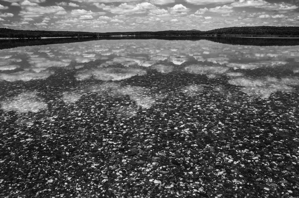 Nubes reflejándose en estanque rocoso —  Fotos de Stock