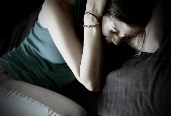 Woman screaming and covering her ears Royalty Free Stock Photos