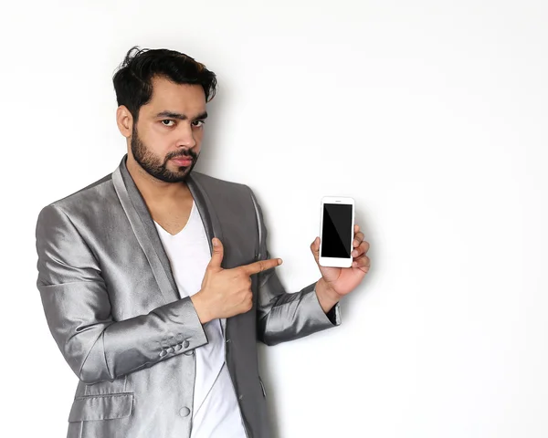 Jovem indiano apontando para a tela do telefone inteligente — Fotografia de Stock