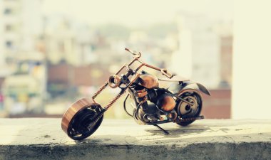 Arka plan bulanıklık duvar üzerinde motosiklet. Vintage motoryat