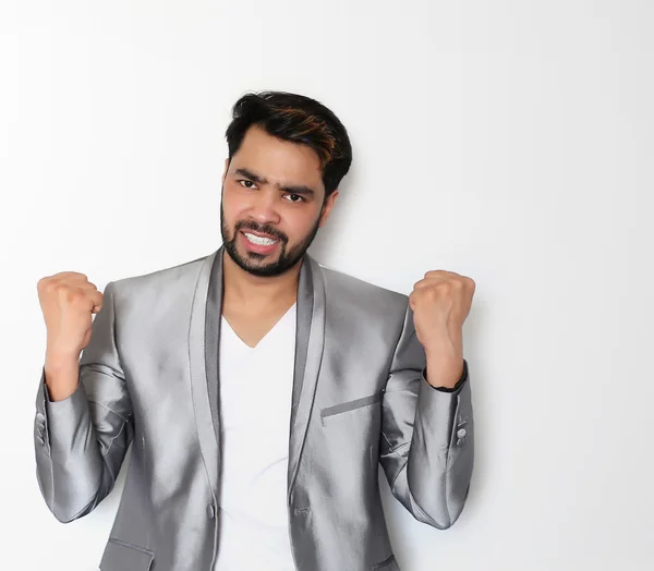 Jeune homme d'affaires indien prospère célébrant avec les bras levés — Photo