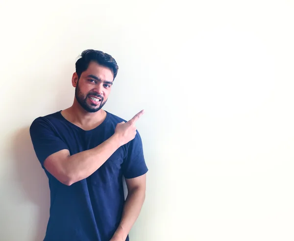Junger indischer Mann zeigt mit dem Finger — Stockfoto