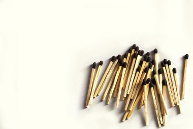 Metin alanı olan krem arka plan üzerinde maçlar