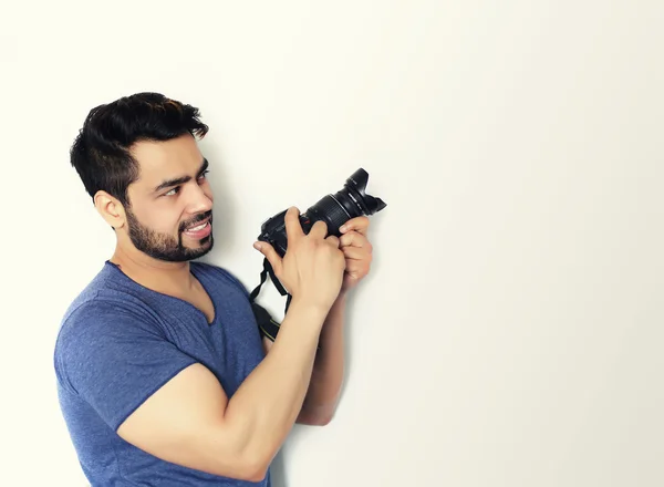 Молодий індійський фотограф тримає фотоапарат dslr — стокове фото