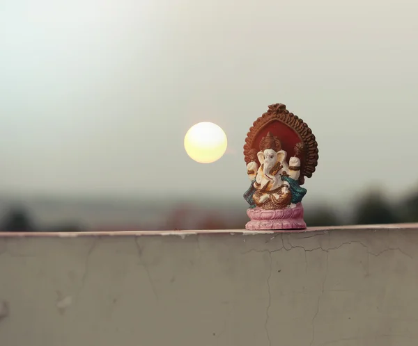 Belos ídolos de Lord Ganesha isolados em um fundo de pôr do sol — Fotografia de Stock