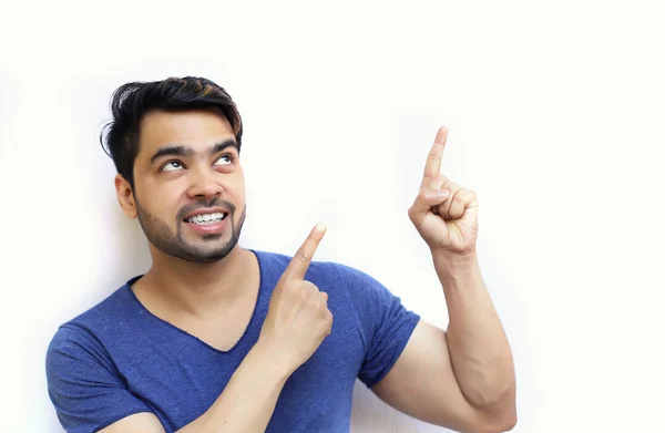 Молодий індійський чоловік вказуючи пальцем вгору розмір — стокове фото