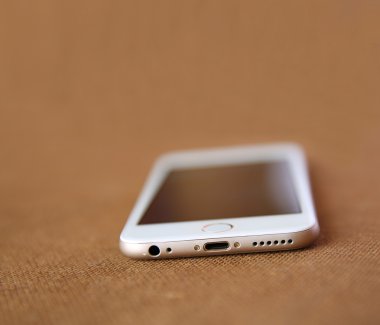 Ahşap arka plan üzerinde izole ekranlı akıllı telefon.