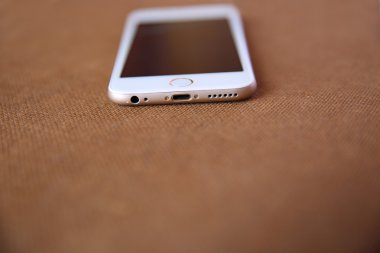 Ahşap arka plan üzerinde izole ekranlı akıllı telefon.