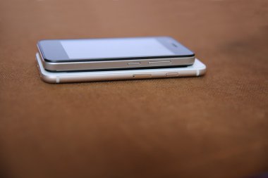 Ahşap arka plan üzerinde izole ekranlı akıllı telefon.