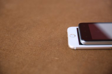 Ahşap arka plan üzerinde izole ekranlı akıllı telefon.