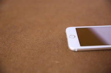 Ahşap arka plan üzerinde izole ekranlı akıllı telefon.