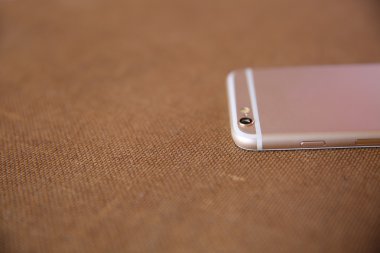 Ahşap arka plan üzerinde izole ekranlı akıllı telefon.