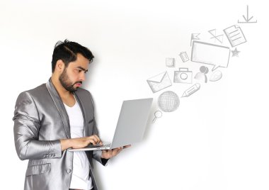 Yakışıklı bir genç Hintli adam kontrol e-posta, sohbet, Internet b