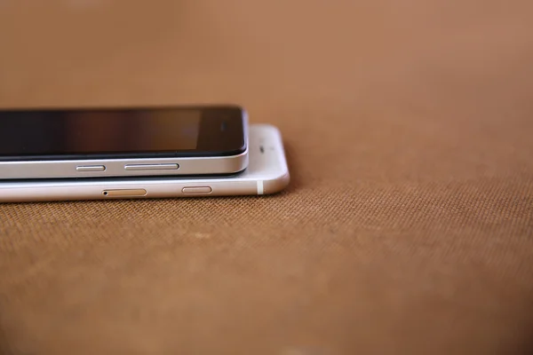 Chytrý telefon s izolovanou obrazovkou na dřevěné pozadí. — Stock fotografie