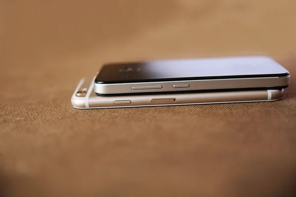Chytrý telefon s izolovanou obrazovkou na dřevěné pozadí. — Stock fotografie
