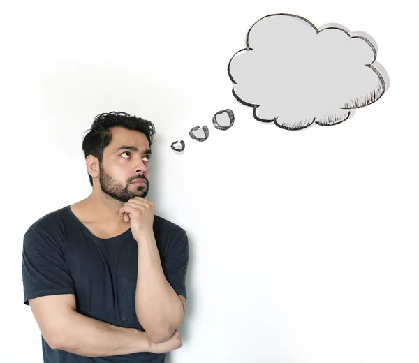 Junger indischer Mann denkt an Gedankenblase auf weißem Hintergrund — Stockfoto