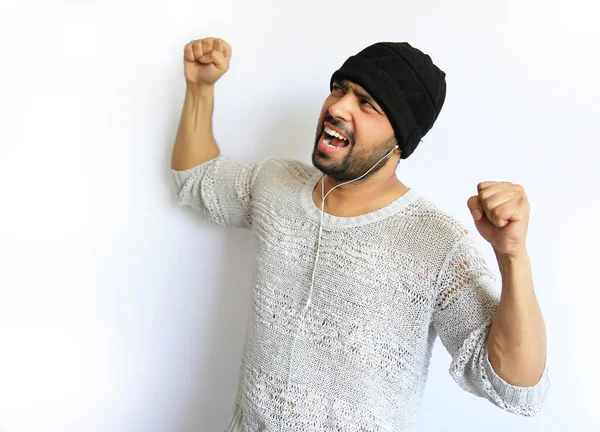 Junger indischer Mann mit schwarzer Mütze macht feierndes Zeichen und schreit — Stockfoto