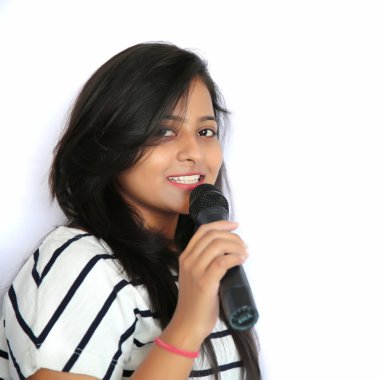 Duygusal çekici genç kız ilham ile bir şarkı söylerken ben