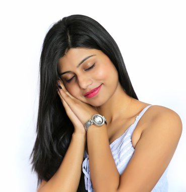 Sevimli güzel gülümseyen genç hintli kadın sleap Closeup portre