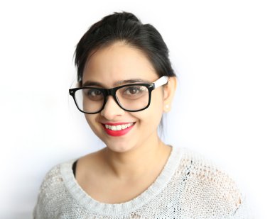 Whit üzerinde gülümseyen bir çekici güzel mutlu genç Hintli kadın