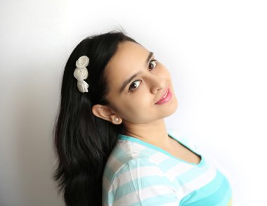 Beyaz ba karşı güzel bir genç hintli kadının bir portresi