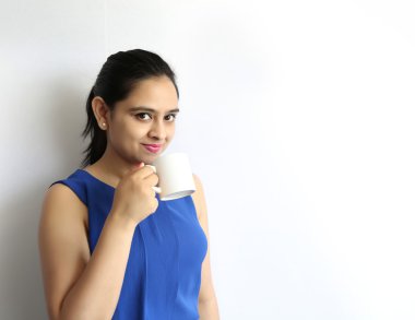 Bir genç güzel kadın çay veya kahve izole bir fincan tutan