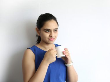 Bir genç güzel kadın çay veya kahve izole bir fincan tutan