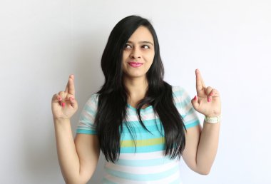 Genç ve güzel hintli bir bayan parmaklarını çapraz tutmak, isola