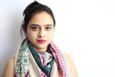 Beyaz ba karşı güzel bir genç hintli kadının bir portresi