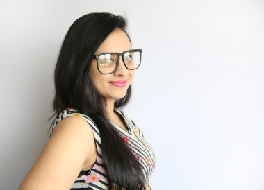 Whit üzerinde gülümseyen bir çekici güzel mutlu genç Hintli kadın