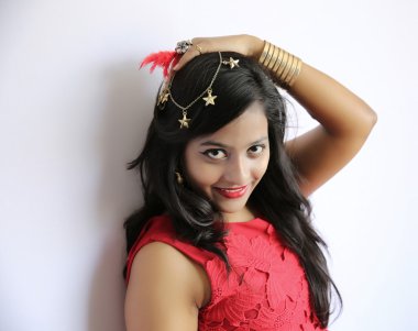 Beyaz arka plan üzerinde izole çekici Hintli esmer kadın