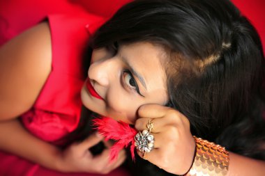 Beyaz arka plan üzerinde izole çekici Hintli esmer kadın