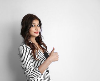 Genç Hintli kız yapma başparmak jest, gösterir kadar tüm ok güzel, 