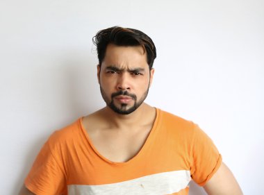 Beyaz ba karşı gülümseyen yakışıklı bir genç hintli adam portresi