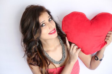 Çekici gülümseyen hintli kadın kalp ile beyaz izole.