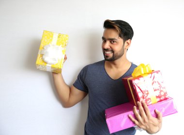 Genç bir Hintli adam tutarak hediye kutusu, yılbaşı, Sevgililer günü,
