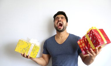 Genç bir Hintli adam tutarak hediye kutusu, yılbaşı, Sevgililer günü,