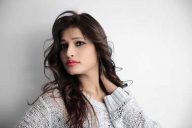 Beyaz bir backgro şık genç Hintli kız moda portre