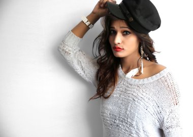 Güzel moda Hintli kadın portre göl kenarında üzerinde beyaz ba