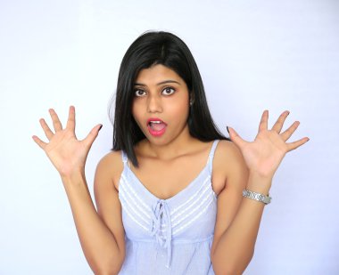 Sürpriz genç Hintli kadın beyaz arka plan üzerinde izole