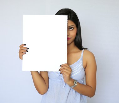 Güzel seksi Hintli kadın izole boş bir tabela holding 
