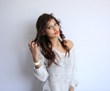 Asyalı kadın saçları beyaz arkasında izole oynamaktan gülümseyen