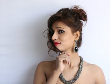 Asyalı kadın saçları beyaz arkasında izole oynamaktan gülümseyen