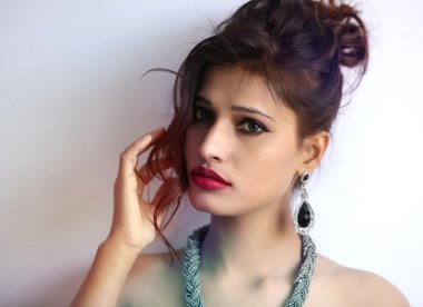 Asyalı kadın saçları beyaz arkasında izole oynamaktan gülümseyen