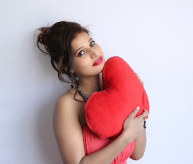 Çekici gülümseyen Hintli kadın beyaz arka plan WIT Tarih: izole