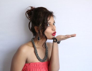 Genç güzel Hintli kadın öpücük beyaz üzerinde üfleme yan görünüm 