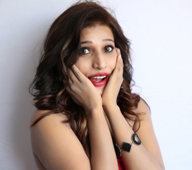 Sürpriz genç Hintli kadın beyaz arka plan üzerinde izole